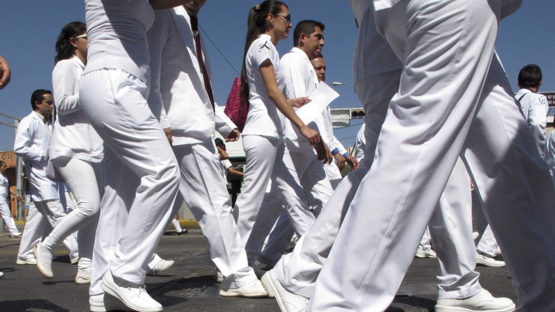 IMSS enfrenta protesta de trabajadores por aumento salarial y falta de insumos médicos