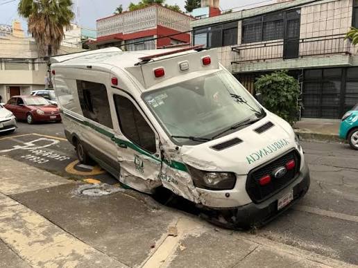 Conductor de ambulancia del IMSS es separado de su cargo tras accidente vial en Azcapotzalco