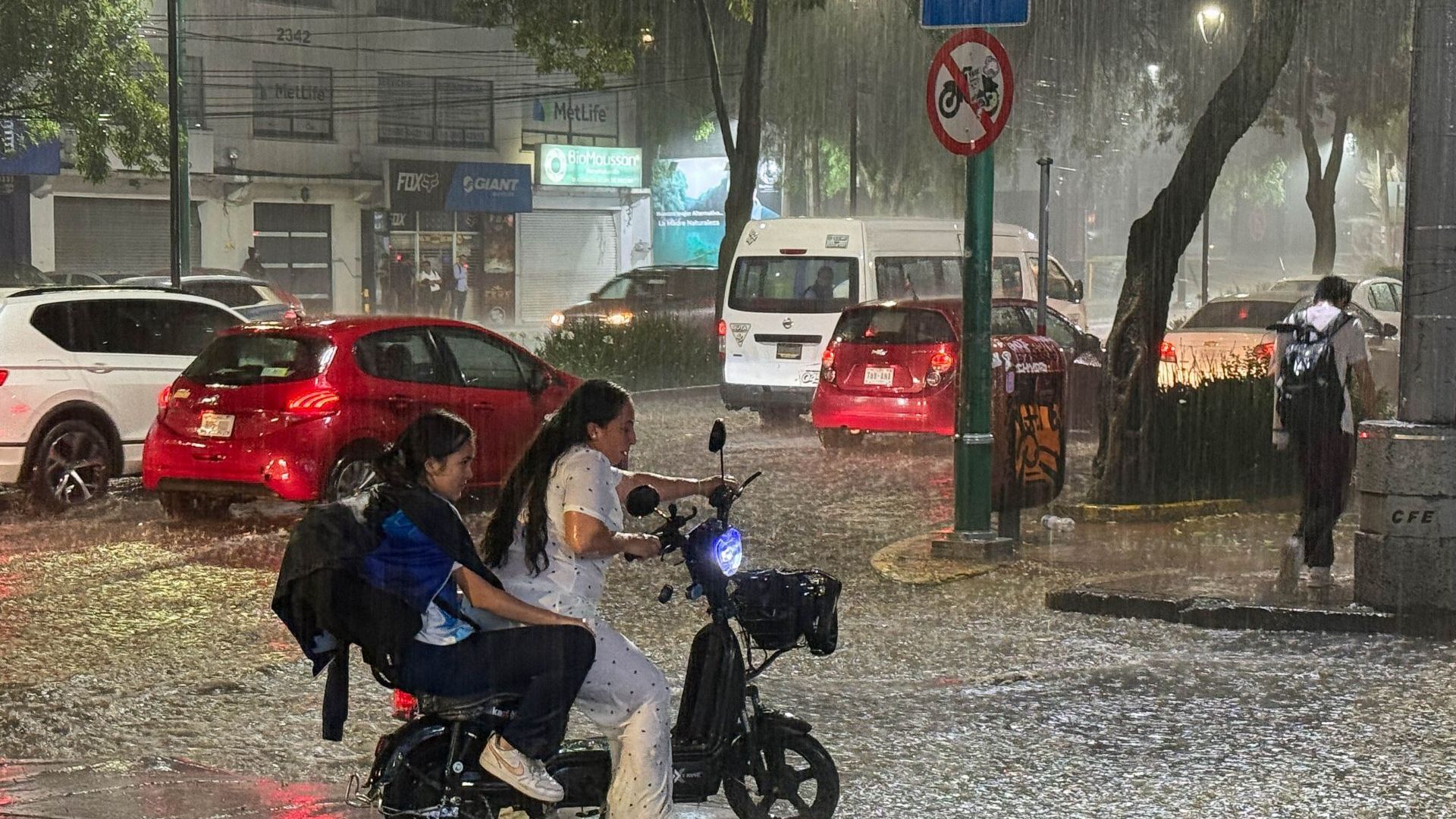 Octubre arranca con lluvias fuertes y temperaturas de hasta 24°C en CDMX