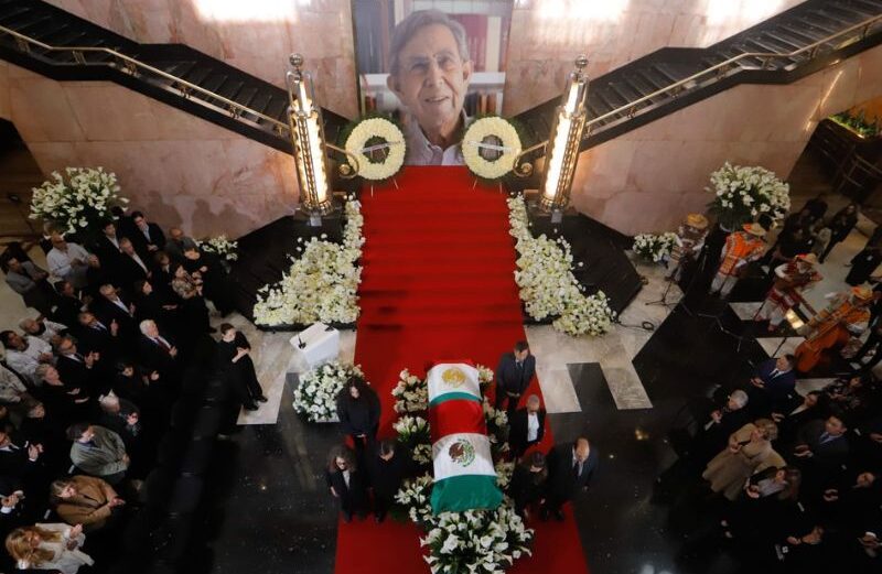 Entre aplausos y muestras de cariño, despiden a Cuauhtémoc Cárdenas en Bellas Artes