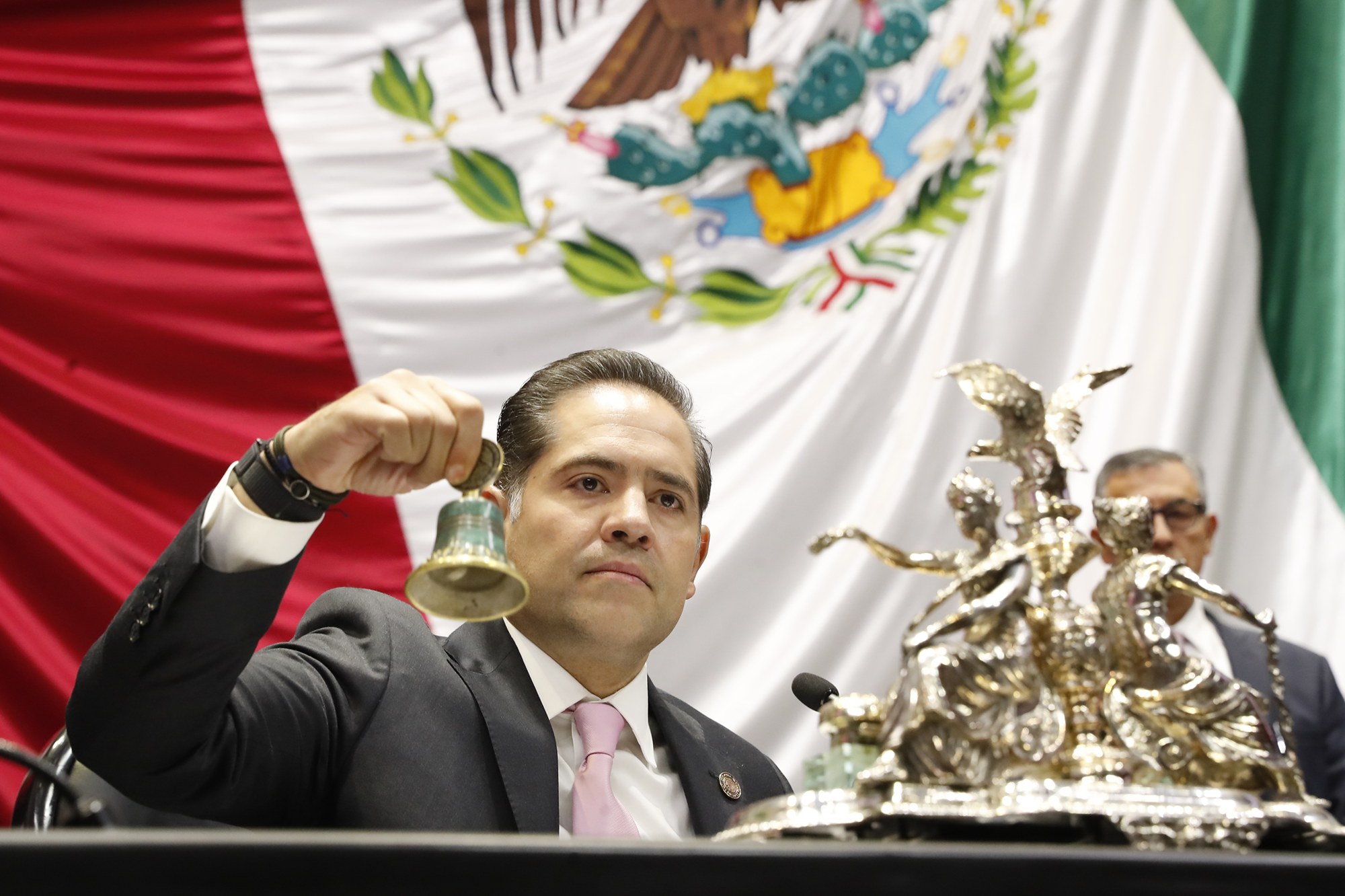 Legislador de la Cámara de Diputados toca la campana en la mesa de la Presidencia