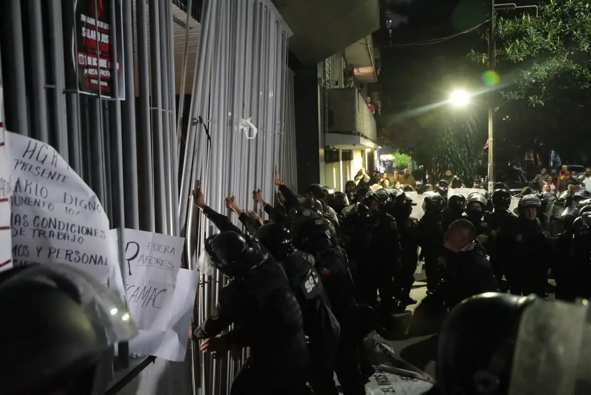 Trabajadores del IMSS irrumpen en sede del SNTSS tras rechazar aumento salarial de 2.9%